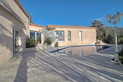 FOULAYRONNES - Maison d'architecte comprenant 4 chambres, une piscine et un double garage.