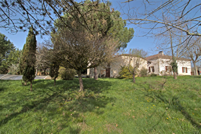 A vendre a BON ENCONTRE - Propriete en pierre avec piscine sur un terrain de 7000 m2.