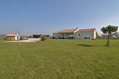 PRAYSSAS - Maison moderne de plain-pied 3 chambres avec piscine sur un terrain de 2500 m2.