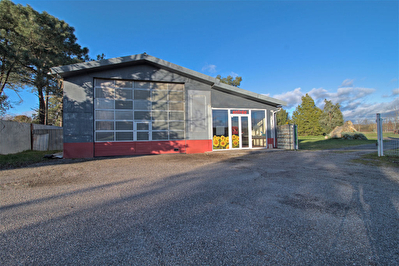 BOE - Ensemble immobilier comprenant un Local pro, 3 Hangars et un Loft sur 9000 m2.