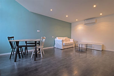 A LOUER - AGEN HYPER-CENTRE - Appartement meuble de 2 pieces principales avec bureau de 61 m2
