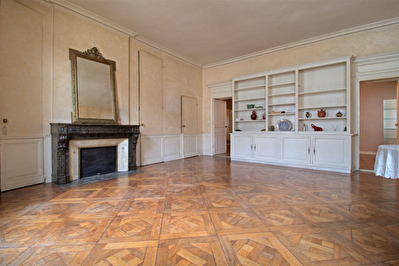 AGEN hyper-centre - Appartement 5 pieces de 110 m2 avec terrasse.