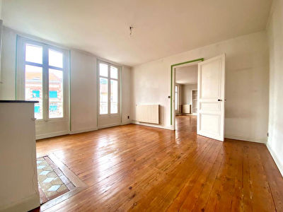 AGEN CENTRE - Appartement T5 de caractere de 136 m2 avec caves et combles de 110 m2.