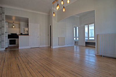 AGEN Hyper-centre - A vendre appartement de caractere de 77 m2 avec 2 chambres, 1 bureau et balcon.