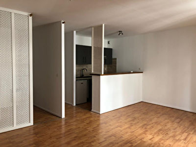 A LOUER - AGEN CENTRE - Appartement T1 bis entierement renove avec balcons