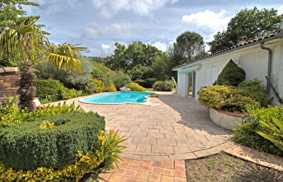 A VENDRE - BON-ENCONTRE - Maison de plain-pied de 115m2 avec parc arbore, piscine et dependance