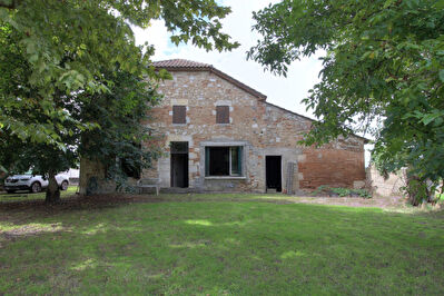 BOE - Ancienne ferme en pierre a restaurer sur un terrain arbore de 1500 m2.