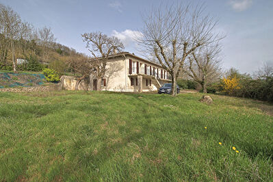 A vendre a CASTELCULIER - Propriete de 250 m2 avec garage et hangars sur 3,5 hectares.