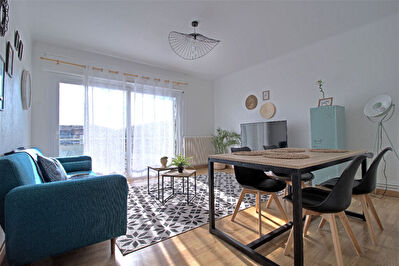 AGEN CENTRE - Appartement de type 3 avec balcon entierement renove au dernier etage