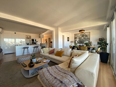 AGEN CENTRE - Appartement renove T3 traversant et lumineux de 88 m2 avec balcons, ascenseur et garage commun.