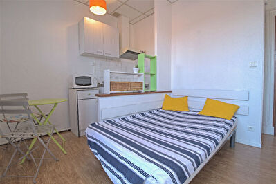 A LOUER - Hypercentre - Studio meuble avec balcon