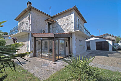 Maison de ville en pierre avec jardin, garage et dependance