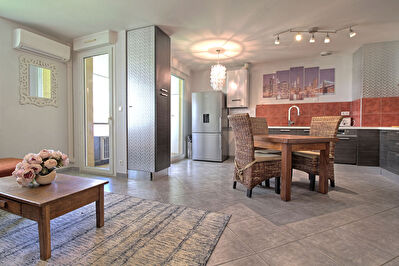 AGEN - Appartement T3 de 70 m2 renove et climatise avec terrasse et ascenseur.
