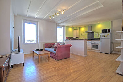 AGEN CENTRE VILLE- Appartement de trois pieces principales de 72m2.