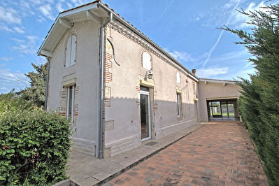 AGEN - Maison de ville en pierres avec jardin et garage.