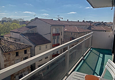 AGEN Hyper-centre - Appartement de type 2 avec ascenseur, un balcon et une cave.