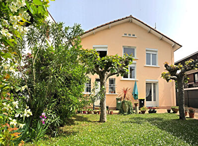 AGEN CENTRE - Maison de ville renovee avec 4 chambres, un jardin et un garage independant.