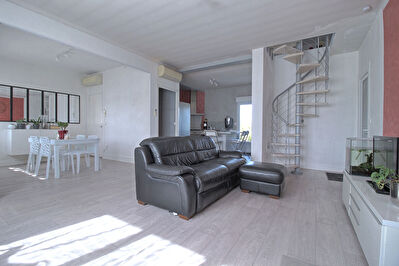 BON-ENCONTRE - Maison 4 chambres de 156 m2 avec garage et un jardin de 950 m2 environ.