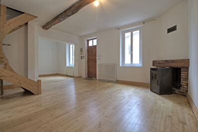 SAINT-HILAIRE-DE-LUSIGNAN - Maison de village avec 3 chambres, terrasse et jardin de 500 m2.