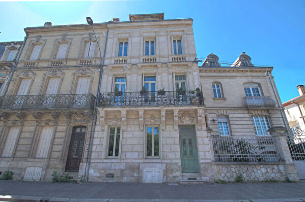 AGEN CENTRE, Maison de ville a vendre de 8 pieces avec cour