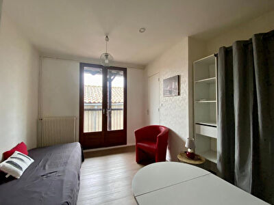 Agen - Appartement de type 1 meuble avec balcon.