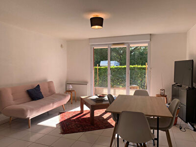 AGEN - Appartement T2 a louer nu ou meuble avec terrasse, jardin et parking.