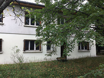 Saint-Genis-Laval, maison a renover, 7 pieces, 154 m2, + garage 47 m2.
