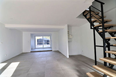 Brignais, maison mitoyenne, entierement renovee, 5 pieces, 77m2, terrain 650 m2.