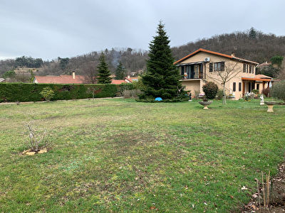 Brignais, maison avec 2 logements,179 m2, grand terrain.