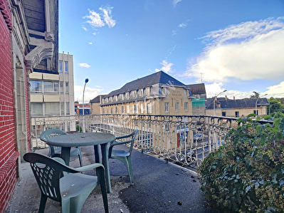 Hyper centre de Brive la Gaillarde - Immeuble 170 m2 sur 3 niveaux et combles amenageables.