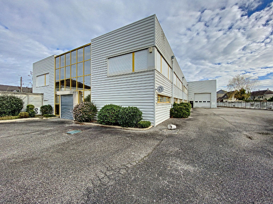 Local commercial / Entrepot 1524 m2 - Brive La Gaillarde - 2 aires de stockage - 1 atelier - 1 salle d'exposition - 7 bureaux - 1 salle de reunion - 1 local technique - 2 vestiaires - 3 wc - 1 auvent de stockage - parking
