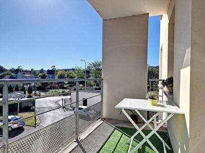 Appartement loue Brive La Gaillarde 2 pieces 50 m2- 1 salon sejour- 1 chambre - 1 salle de bains - 1 WC independant - 1 balcon - 1 cellier - 1 place de parking - plusieurs place de parking visiteurs