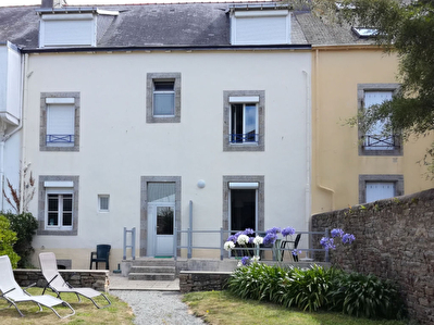 Concarneau - L'elegance d'une grande demeure de centre ville avec jardin.