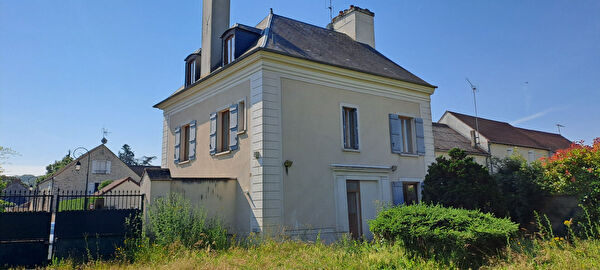 Maison de charme en centre ville de Morigny Champigny sur une terrain arbore clos de murs
