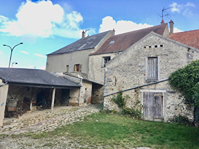 Ensemble immobilier maison + granges + terrain a Etampes