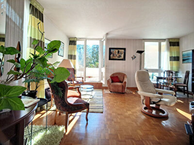 Appartement 5 pieces a Etrechy avec 2 terrasses et box
