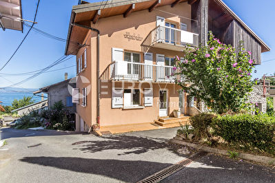 Maison composee de 3 appartements independants.
