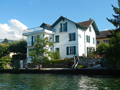 Villa pieds dans l'eau
