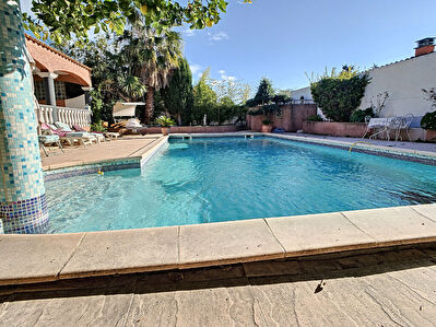 VIC LA GARDIOLE MAISON INDEPENDANTE 8 PIECES 252 m2 AVEC PISCINE + 2 APPARTEMENTS INDEPENDANTS A VENDRE