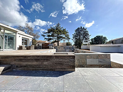 BALARUC-LES-BAINS MAISON 4 FACES SUR TERRAIN DE 1100 M2 AVEC PISCINE A DEBORDEMENT