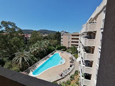 HYERES Studio dernier etage - ascenseur - terrasse Piscine