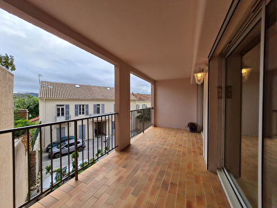 HYERES PROCHE CENTRE - Appartement T2 + bureau, terrasse, ascenseur