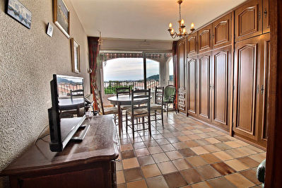 Hyeres T2 dernier etage avec ascenseur - terrasses, cave et parking privatif.