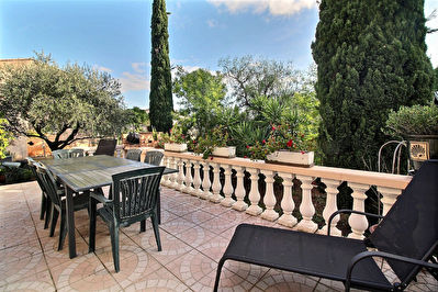 Cuers - Maison T5 102.17 m2 , 4 chambres, jardin arbore, garage.
