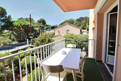 Appartement Hyeres 1 piece 27.91 m2 - GIENS Idealement situe a deux pas de la mer