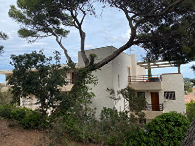 Appartement Hyeres-Giens, une piece, Vue Mer, balcon, parking prive.