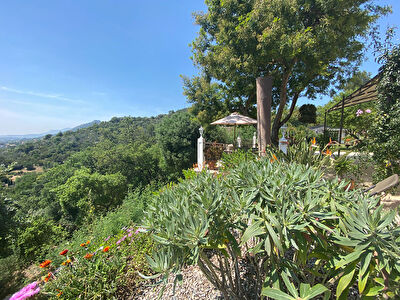 HYERES -Belle Bastide de 7 pieces ,155 m2 superficie utile, Superbe vue degagee, Dependances.