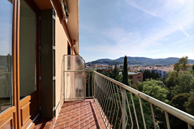 HYERES PROCHE CENTRE - Appartement T3 de 58 m2, balcon, cave