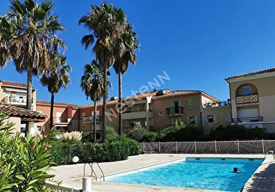 A vendre au Cannet 2 pieces en rez de jardin avec box ferme, cave et piscine