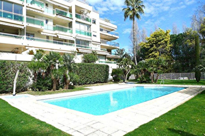 Cannes 2 pieces terrasse cave box piscine